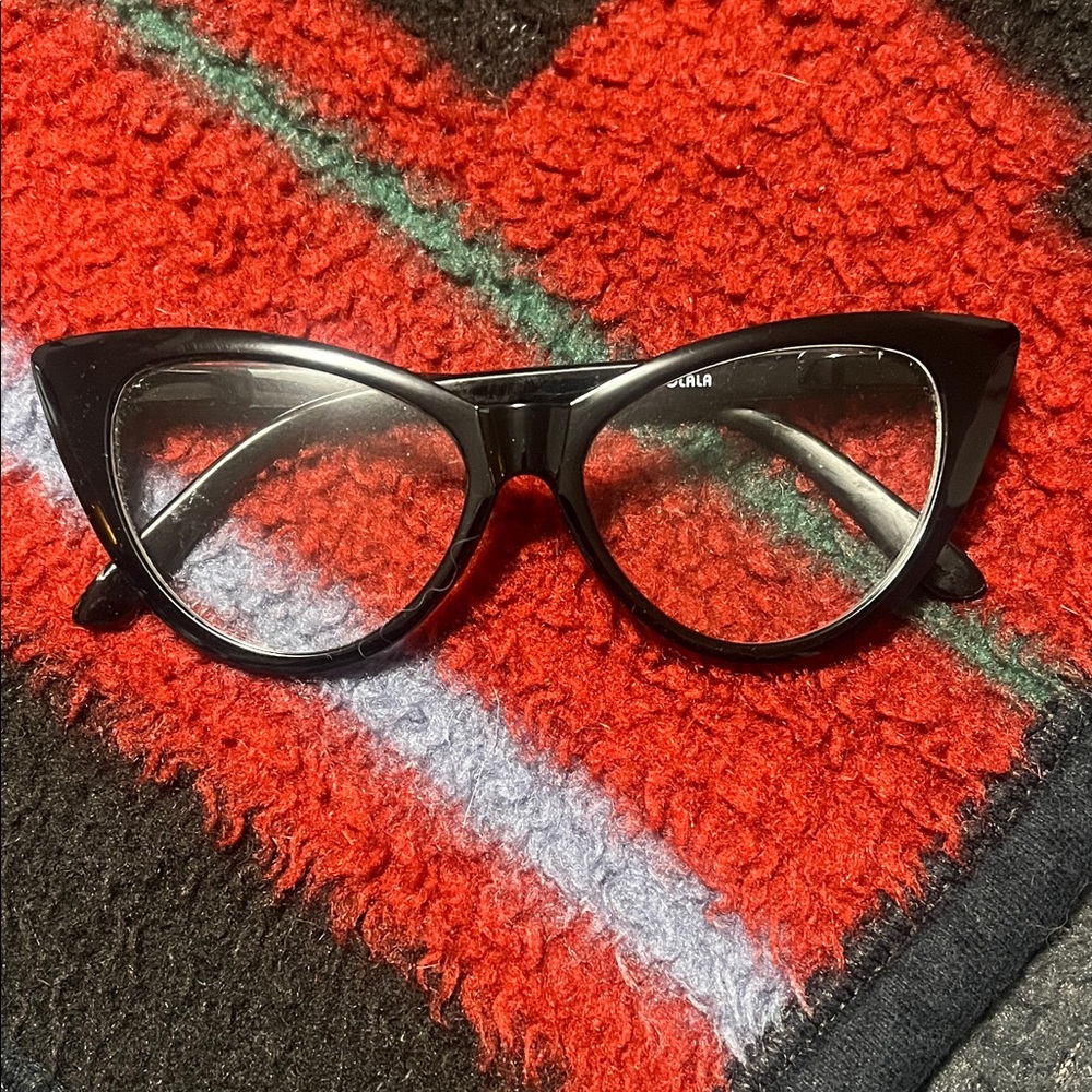 Chic Black Cat-Eye reading glasses